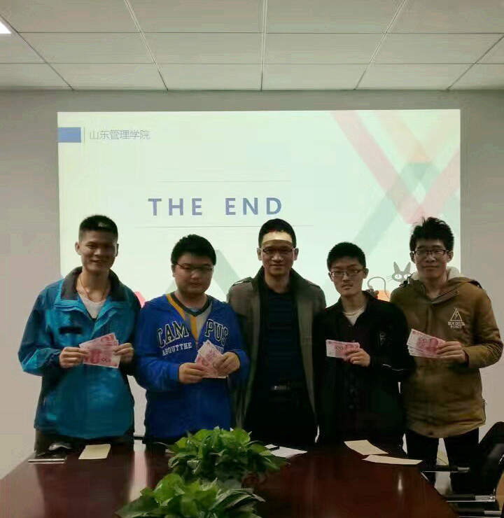 “有人杯”獲獎者與古總合影并獲得獎金 “有人杯”獲獎者與古總合影并獲得獎金