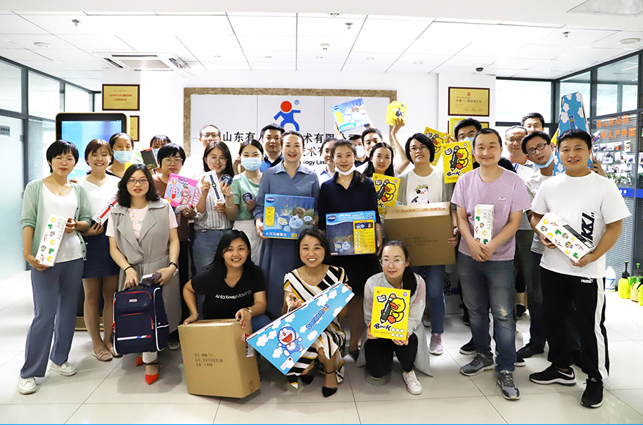 有人物聯網兒童節領福利合影 有人物聯網兒童節領福利合影