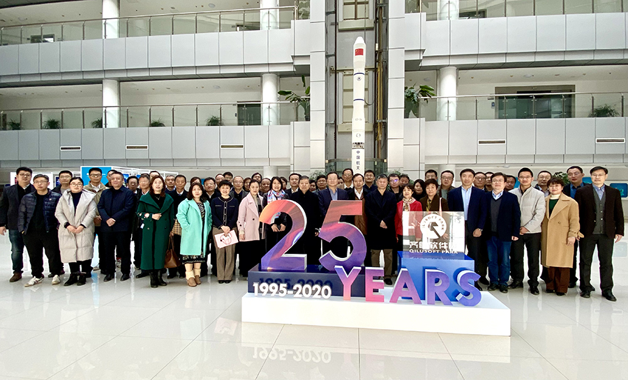 有人物聯網董事長古欣(一排右三)與參觀代表合影留念 有人物聯網董事長古欣(一排右三)與參觀代表合影留念